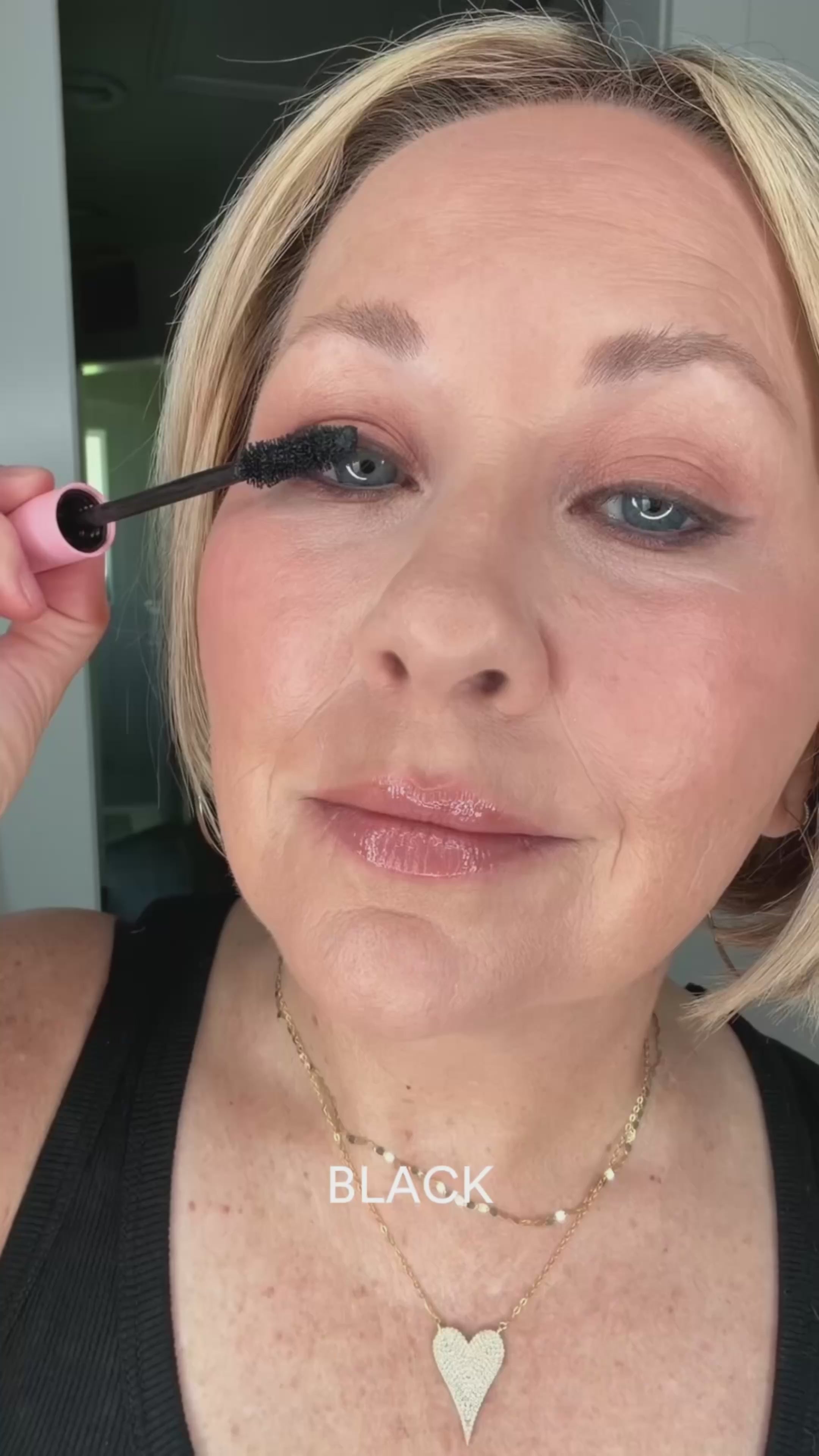 Load video: Black Mascara Variant 4